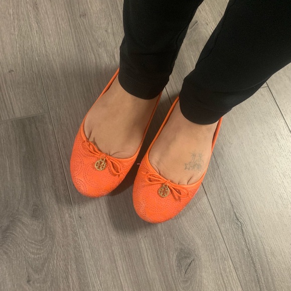 Be summer ready with this cute Tory Burch flats - Picture 2 of 5